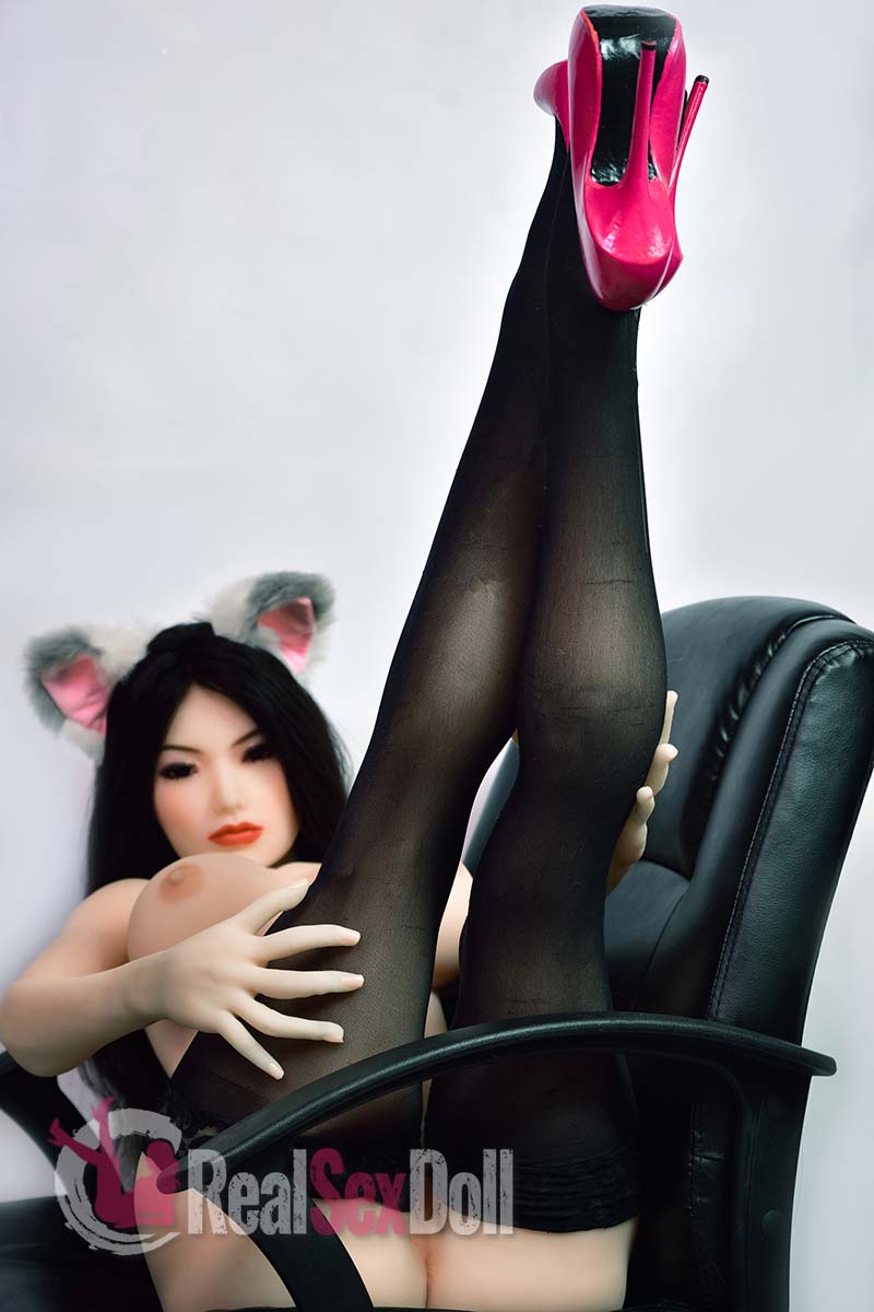 150cm /4ft11 Bunny Sex Doll Maisy vista 3