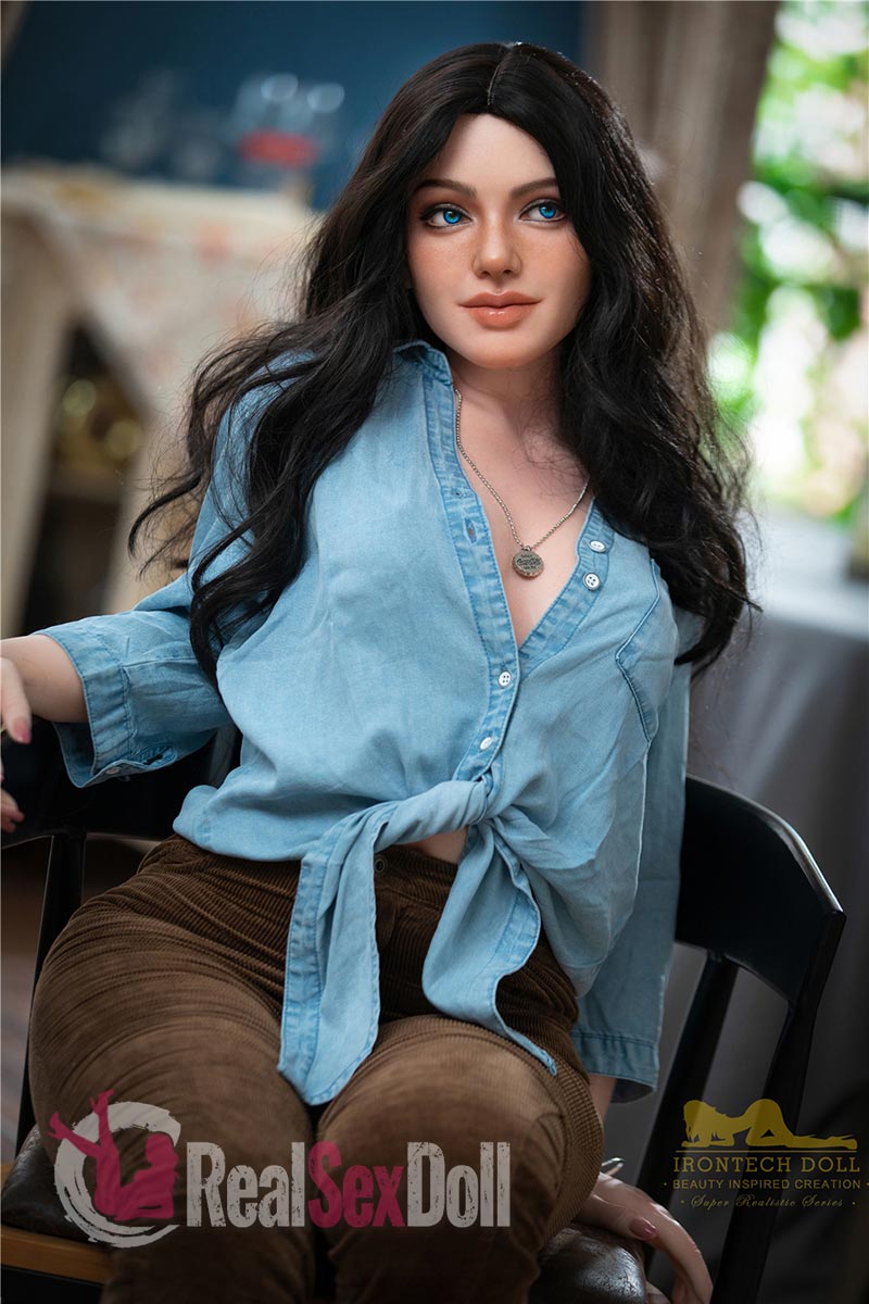152cm / 4ft11 Irontech Silicone Love Doll Ivy vista 7