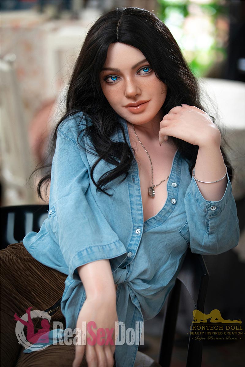 152cm / 4ft11 Irontech Silicone Love Doll Ivy vista 2