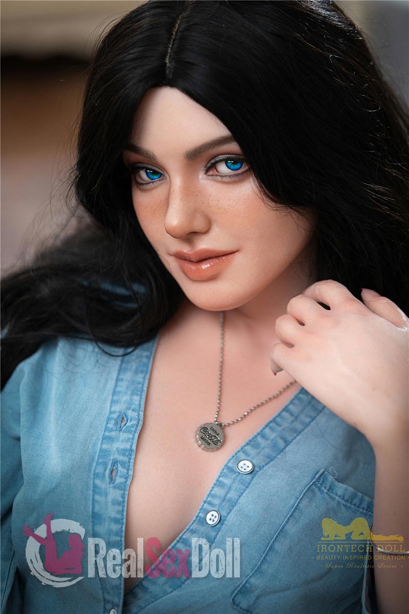 152cm / 4ft11 Irontech Silicone Love Doll Ivy vista 4