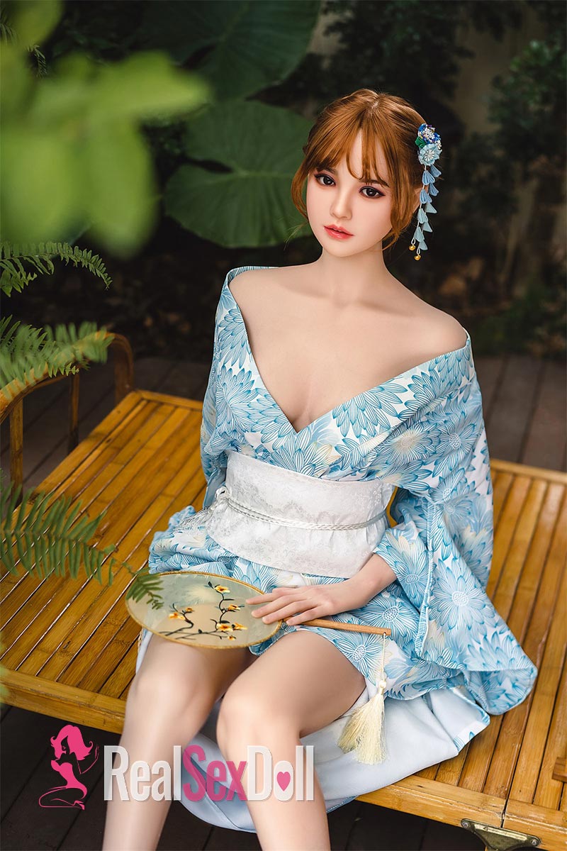 165cm / 5ft5 C-cup Full Silicone Love Doll Hezi vista 3