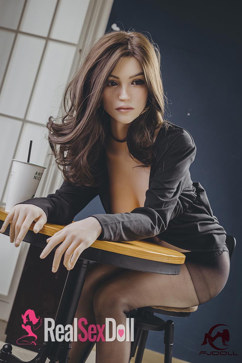 166cm / 5ft5 D-Cup Realistic Silicone Sex Doll Sarah vista 2