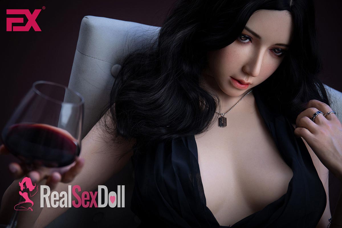 164cm / 5ft4 E Cup RealClone Silicone Doll Violetta vista 5