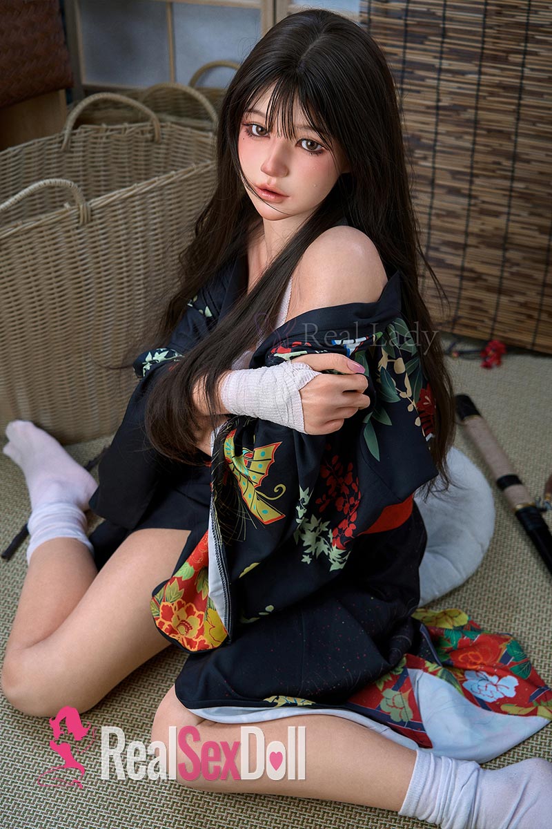 150cm / 4ft11 Silicone Sex Doll Evie with Head T4 vista 2