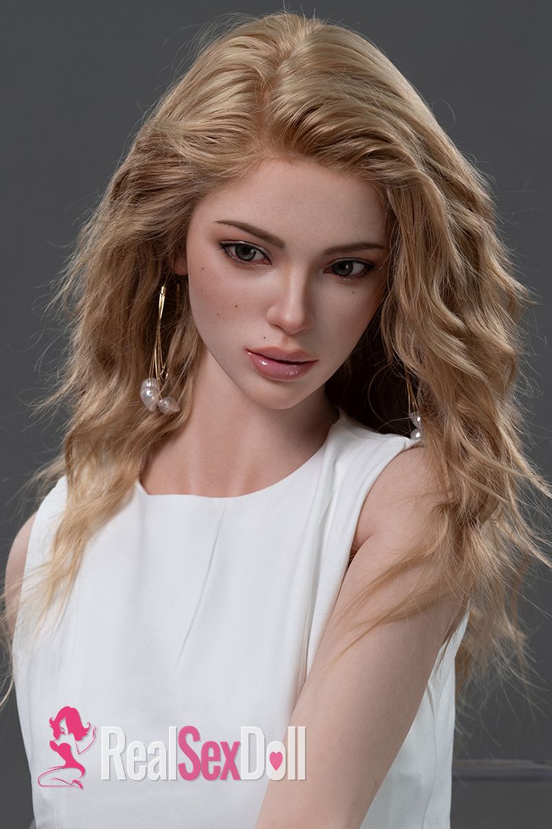 168cm / 5ft6 F-Cup Silicone Sex Doll Maggie vista 3