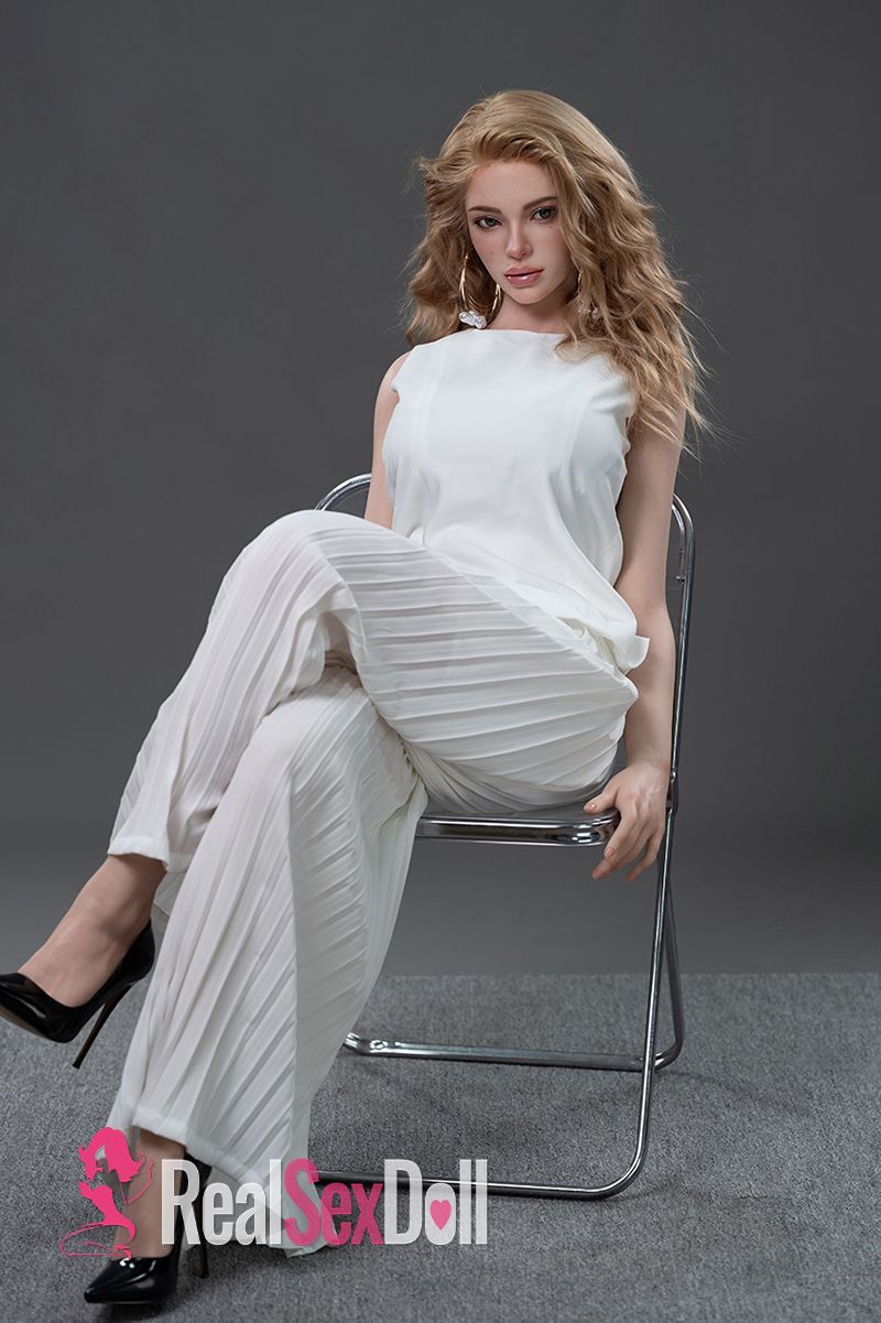 168cm / 5ft6 F-Cup Silicone Sex Doll Maggie vista 5