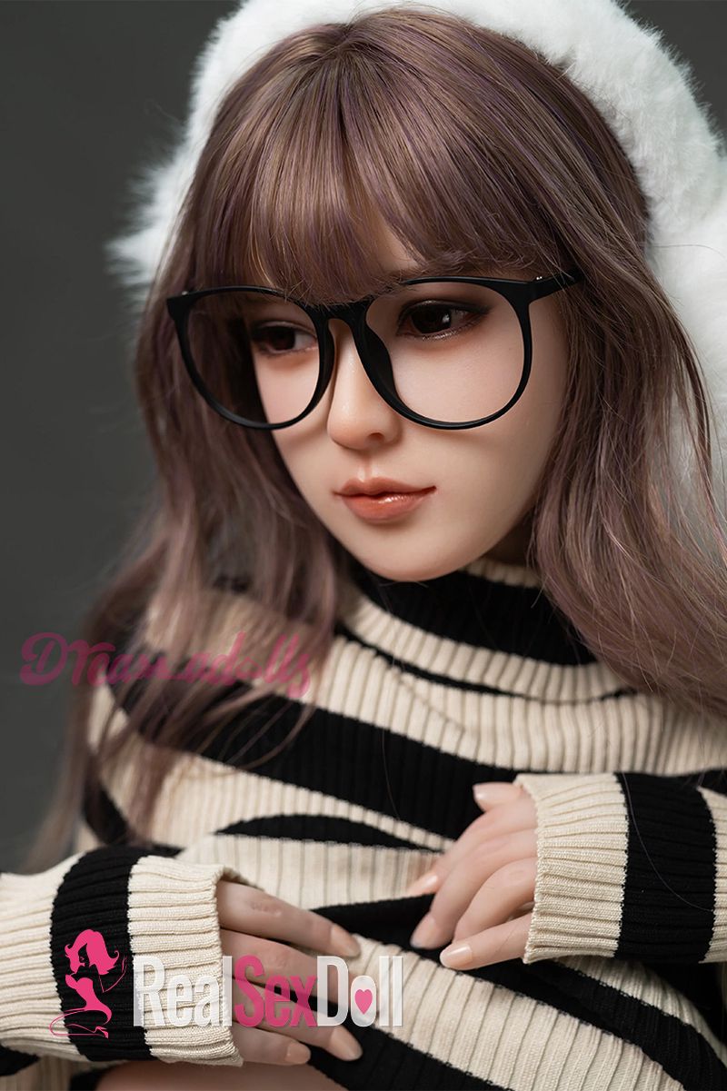 149cm / 4ft11 D-Cup Sex Doll with Silicone Head Erica vista 8